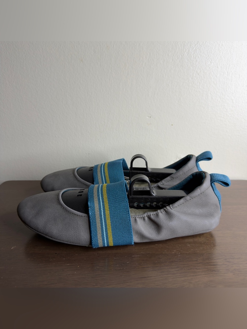 Acorn Gray Leather Ballet Flats Sz 8 Womens